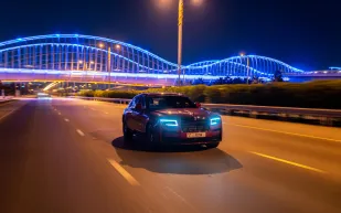 «رولز-رويس» تُطلق سيارة بلاك بادج جوست بطابع جريء