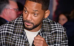 كيف بدا «ويل سميث» في أول ظهور بعد واقعة صفعة الأوسكار؟ (فيديو)