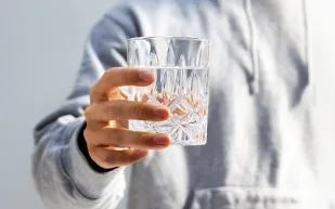 تصرف خطير يتعلق بشرب الماء في السحور يهددك بالتسمم المائي (فيديو)