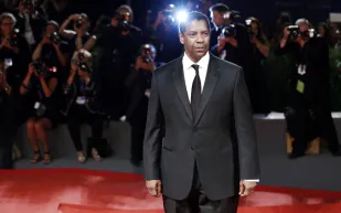 سيارة «دينزل واشنطن» تقتنص نصف مليون دولار في مزاد (فيديو)