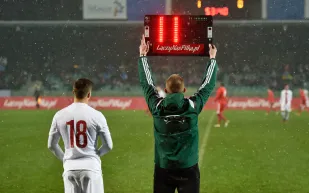 الدوري الإيطالي يشهد أغرب تبديل في عالم كرة القدم (فيديو)