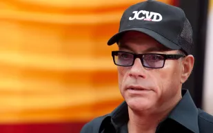 أسرار تعرفها للمرة الأولى عن نجم الأكشن «فان دام».. تزوج 5 مرات! (فيديو)