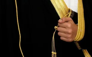 البروتوكول لبس البشت خلال أيام الأسبوع (فيديو)