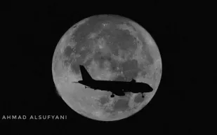 مصور سعودي يلتقط صورة مذهلة لطائرة بجوار القمر في سماء جدة
