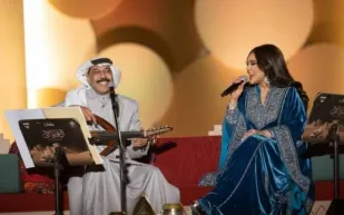 قُبلة من عبدالله الرويشد لأحلام تثير جدلاً واسعًا (فيديو)