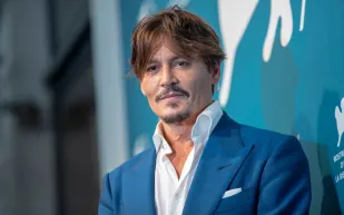 ما سر علاقة الحب التي تجمع بين جوني ديب ومحاميته؟ (فيديو)