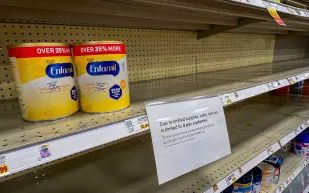 لماذا تنقل الطائرات الحربية حليب الأطفال إلى أمريكا؟