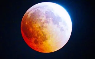 كيف تشاهد خسوف القمر في السعودية؟