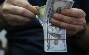 شركة تمنح موظفيها 10 آلاف دولار مقابل أخذهم إجازة