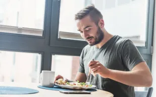 5 أطعمة ومشروبات تهدد هرمون الذكورة لديك.. احذرها