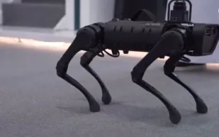 روبوت بأيد سعودية يبهر زوار المؤتمر الدولي للتعليم (فيديو)