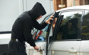 شاهد سائق شجاع يحبط سرقة سيارته في الرياض