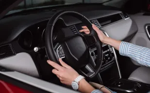 صوت طقطقة في عجلة القيادة.. الأسباب والحلول