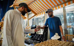 سوق السبت في جدة آرت نافذة جديدة للشباب لعالم التجارة 