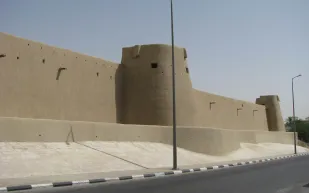 انهيار البرج الغربي لقصر تاريخي بالسعودية (فيديو) 