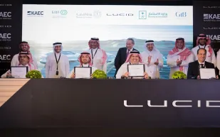 «لوسيد» توقع اتفاقية إقامة أول مصنع لإنتاج سياراتها في السعودية