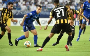 قبل مباراة حسم اللقب.. تاريخ مواجهات الهلال والاتحاد 