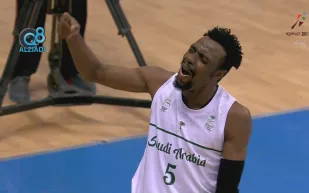 لاعب كرة السلة السعودي «مرزوق المولد» يبهر الجميع أمام قطر