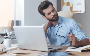 6 نصائح لتجنب الإصابة بالآم الرقبة في أثناء العمل 