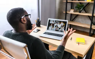 10 وظائف الأكثر طلبًا عن بُعد راتبها 100 ألف دولار سنويًا