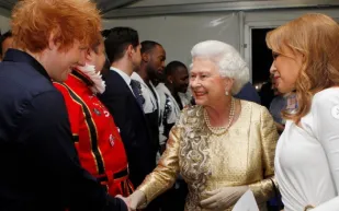 إد شيران يختتم حفل اليوبيل البلاتيني بأغنية عاطفية للملكة إليزابيث