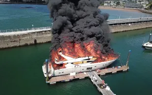 احتراق يخت فاخر بشكل مفاجئ في بريطانيا.. يُقدر بـ 6 ملايين جنيه إسترليني