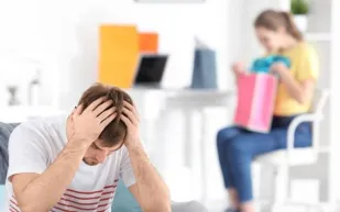 الزوجة المبذرة.. طرق التعامل مع العدو اللدود للحياة الزوجية