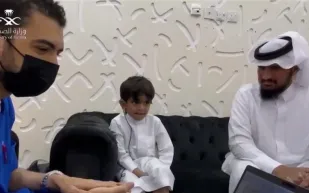 فيديو يأسر القلوب لطفل سعودي يسمع لأول مرة.. شاهد رد فعله فيديو يأسر القلوب لطفل سعودي يسمع لأول مرة.. شاهد رد فعله