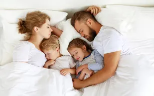 دراسة جديدة تكشف من ينام أفضل.. المتزوجون أم العُزاب؟