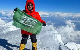 المغامر السعودي بدر الشيباني ينهي تحدي "القمم السبع" بعد 7 سنوات