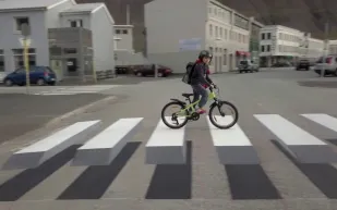 تقنية ذكية وهمية لتخفيف سرعة السيارات (فيديو)