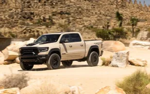 «رام» تكشف عن الإصدار الحصري لسيارة «1500 TRX ساندبلاست»
