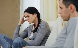 جرح الزوج لمشاعر زوجته بالكلام والأفعال .. أخطاء عليك تجنبها