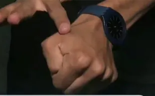 شاب سعودي يبتكر تقنية للتحكم في سيارته بشريحة إلكترونية (فيديو)