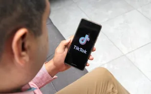 طرق تنزيل فيديو تيك توك بسهولة ومن دون علامة مائية