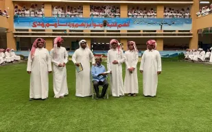 تفاعل واسع مع طريقة وداع طلاب مدرسة سعودية لعامل نظافة قبل سفره (فيديو)