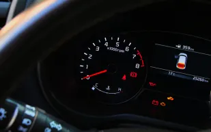 علامات التحذير في السيارات.. متى تشعر بالخطر وتضطر للتوقف؟