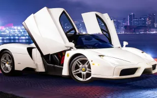 عرض النسخة البيضاء الوحيدة من "فيراري إنزو " بمزاد علني (فيديو)