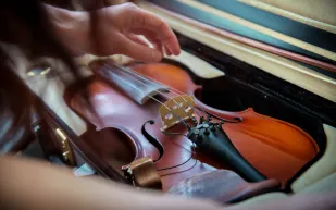 بيع نموذج نادر لكمان «ستراديفاريوس» مقابل 15 مليون دولار 