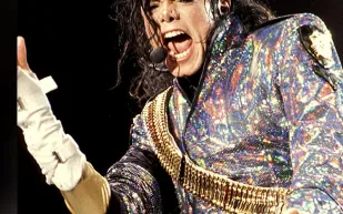 أزياء لا تنسى في تاريخ أسطورة البوب «مايكل جاكسون» (صور)