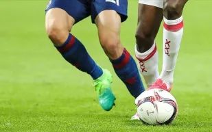 طرائف الساحرة المستديرة.. مباراة تنتهي 59-1 منها 41 هدفًا بنيران صديقة! (فيديو)