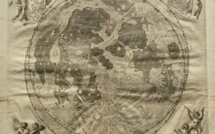 خرائط عمرها مئات السنين وأول أطلس للقمر للبيع في مزاد عالمي