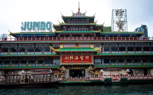 بعد غرق مطعم «جامبو» العائم.. هؤلاء المشاهير تناولوا الطعام عليه  