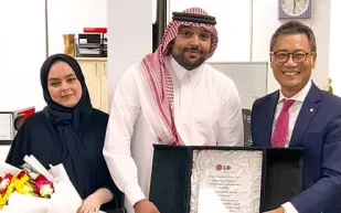 تكريم موظف سعودي بمطار الملك عبد العزيز لشجاعته في إنقاذ طائرة إيرباص 