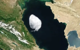 ناسا ترصد سحابة غريبة فوق بحر القزوين تثير التساؤلات