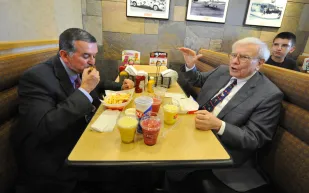 مزاد لتناول الغداء مع ملياردير مخضرم يجمع مليوني دولار