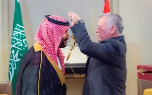 مرصعًا بـ 112 ماسة.. ما الوسام الذي أهداه ملك الأردن للأمير محمد بن سلمان؟