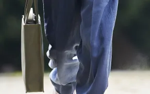 قواعد حمل الحقيبة لطلة أنيقة وجذابة