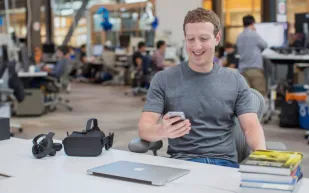 اللون الرمادي يثير  السخرية من «مارك زوكربيرغ» بعد إطلاقه متجرًا للملابس الفاخرة 