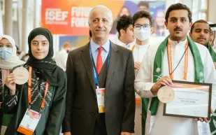 «الرجل» تحاور الطالبين الفائزين بالمركز الأول على منصات «آيسف» العالمية